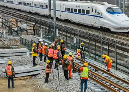 齒條千斤頂助力湖杭鐵路軌道鋪設