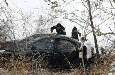 螺旋千斤頂雪天助力車輛脫困