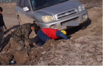 車輛在新疆不慎側斜千斤頂助力脫困