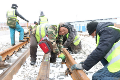 佳鶴鐵路換軌施工使用齒條千斤頂