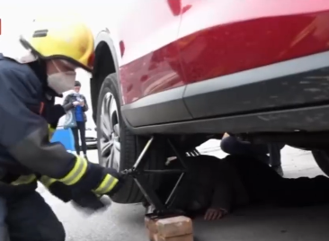 母子不慎被卷車底 剪式千斤頂助力脫困