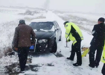 烏蘭察布雪天車輛遇險 千斤頂助力脫困