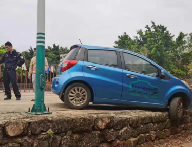 自駕游車(chē)輛遇險(xiǎn)受困液壓千斤頂助力脫困