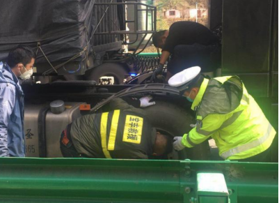 防疫物資運(yùn)輸車(chē)輛遇險(xiǎn)千斤頂助力換胎