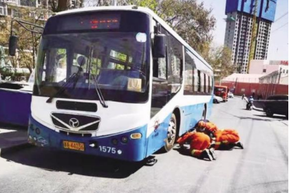 男子被卷入車底 消防緊急救援