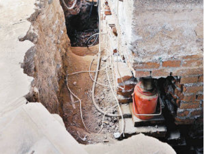 施工隊用280多臺千斤頂托起樓體